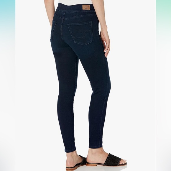 🔥NeW🔥 Signature by Levi Strauss & Co Totally Shaping Pull-On Skinny Jeans Sz 6 - Picture 1 of 9